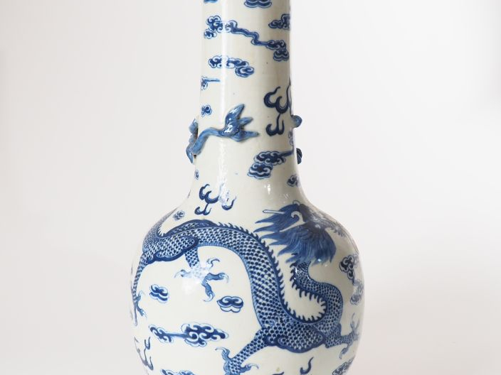 Vase bouteille pansu à long col en porcelaine blanche décor bleu sous 