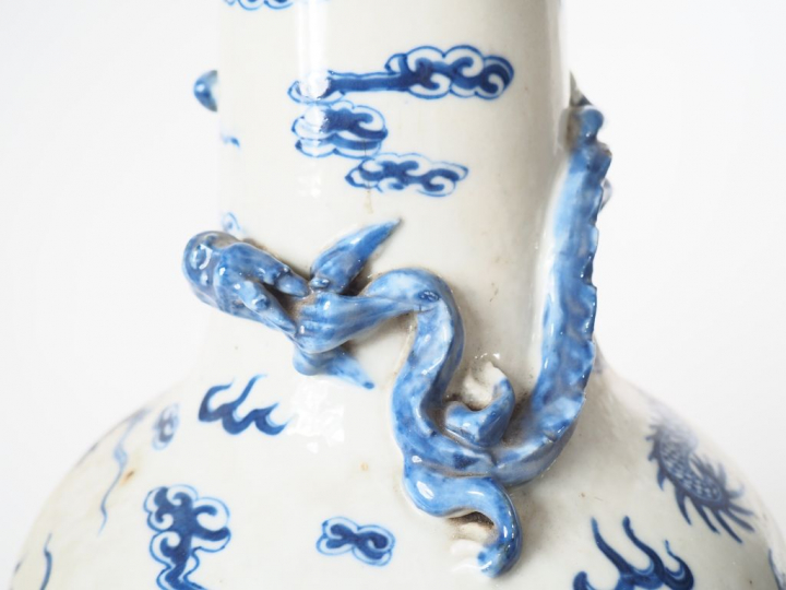 Vase bouteille pansu à long col en porcelaine blanche décor bleu sous 