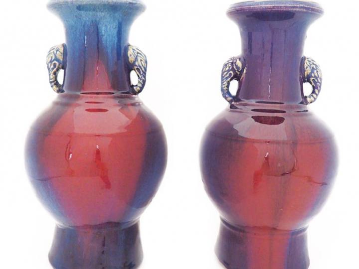 Paire de vases balustres en porcelaine émaillée sang de bœuf et bleu l