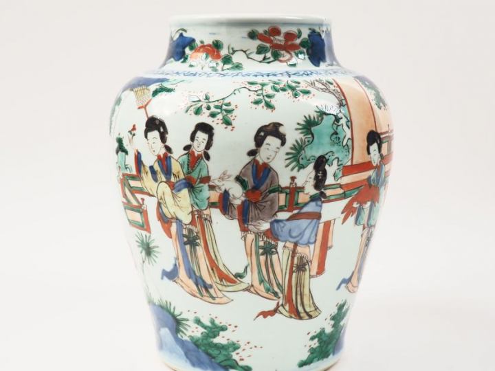 Potiche en porcelaine et émaux Wucai à décor de jeune femme accompagné