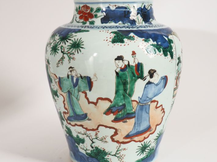 Potiche en porcelaine et émaux Wucai à décor de jeune femme accompagné