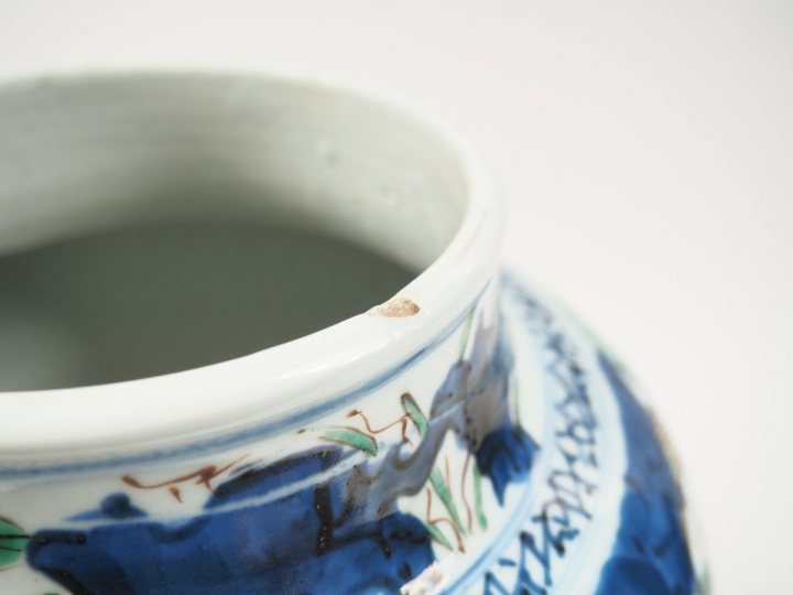 Potiche en porcelaine et émaux Wucai à décor de jeune femme accompagné