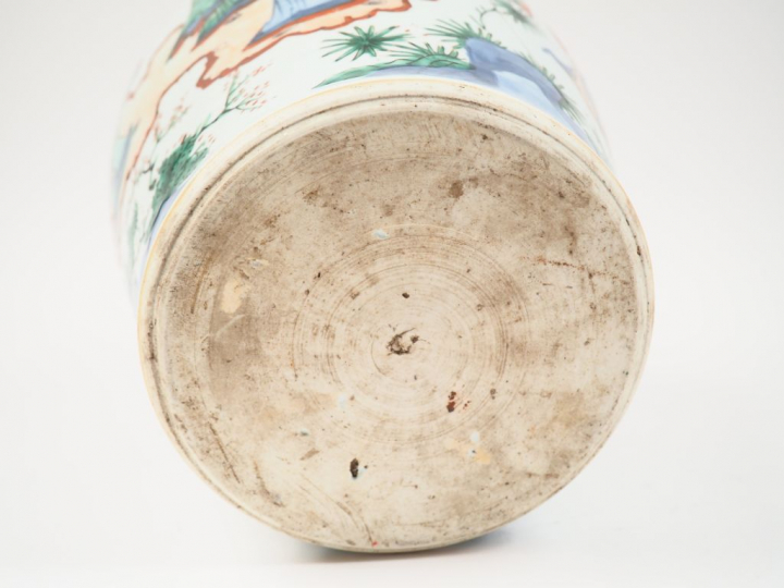 Potiche en porcelaine et émaux Wucai à décor de jeune femme accompagné