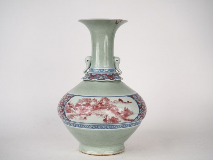 Vase balustre à large panse, décor en rouge de fer et bleu sous couver