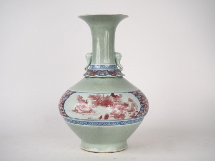 Vase balustre à large panse, décor en rouge de fer et bleu sous couver