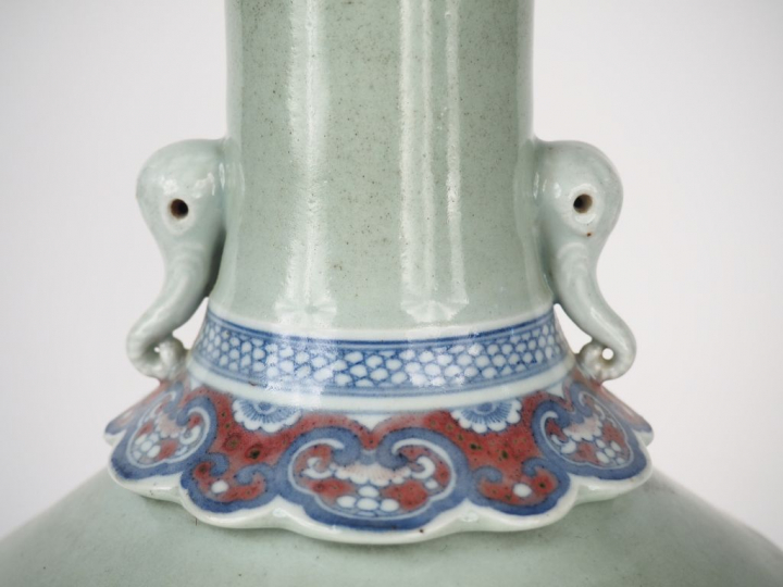 Vase balustre à large panse, décor en rouge de fer et bleu sous couver