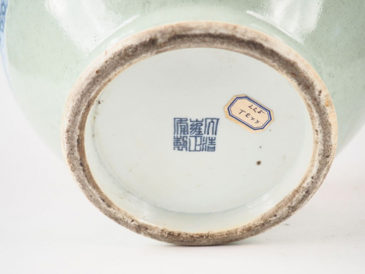 Vase balustre à large panse, décor en rouge de fer et bleu sous couver