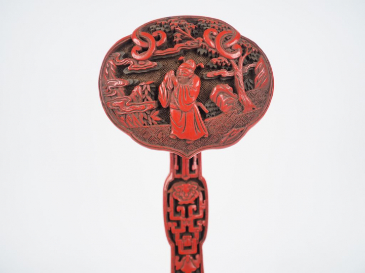 Sceptre Ruyi en laque de Cinabre finement sculptée, la tête représenta