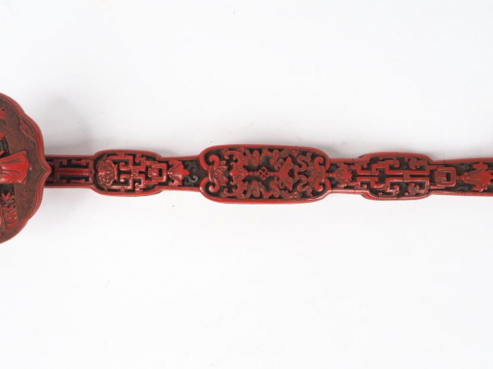 Sceptre Ruyi en laque de Cinabre finement sculptée, la tête représenta