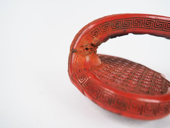 Sceptre Ruyi en laque de Cinabre finement sculptée, la tête représenta