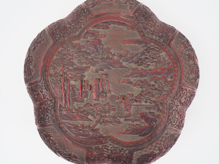 Boite floriforme en laque de Cinabre à décor finement sculpté d'une je