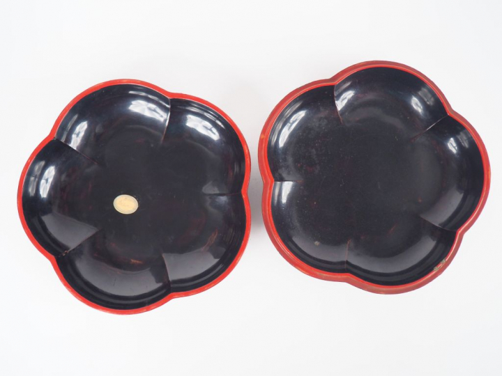 Boite floriforme en laque de Cinabre à décor finement sculpté d'une je