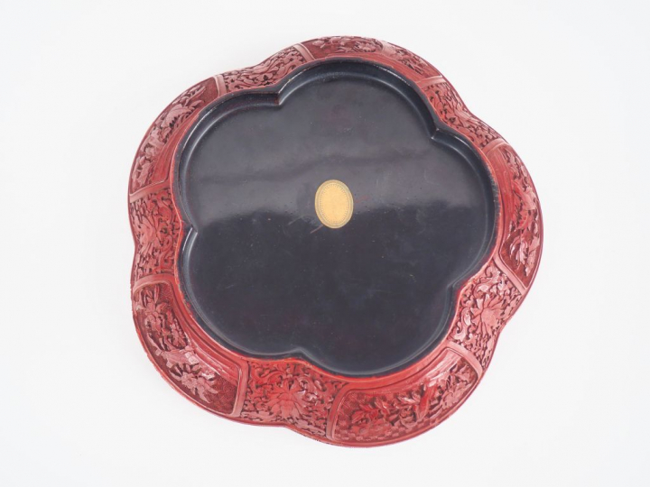 Boite floriforme en laque de Cinabre à décor finement sculpté d'une je