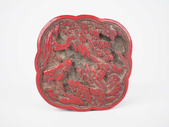 Boite polylobée couverte en laque de Cinabre finement sculptée d'un le