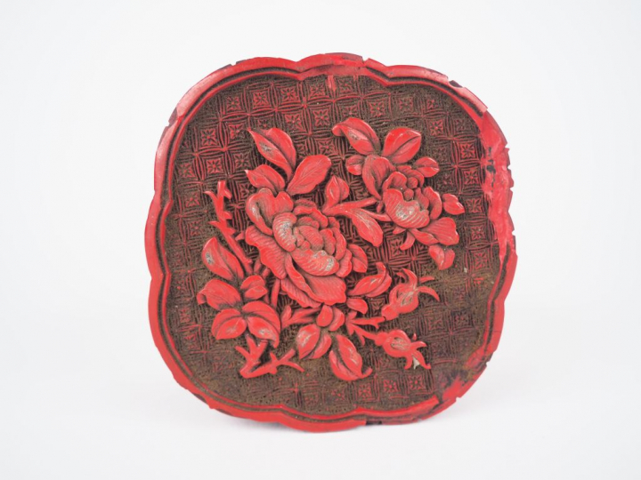 Boite polylobée couverte en laque de Cinabre finement sculptée d'un le