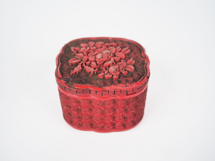 Boite polylobée couverte en laque de Cinabre finement sculptée d'un le