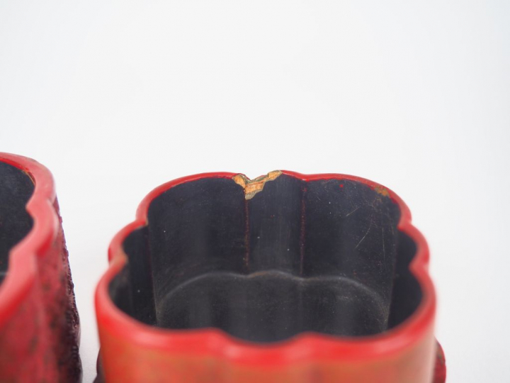 Boite polylobée couverte en laque de Cinabre finement sculptée d'un le