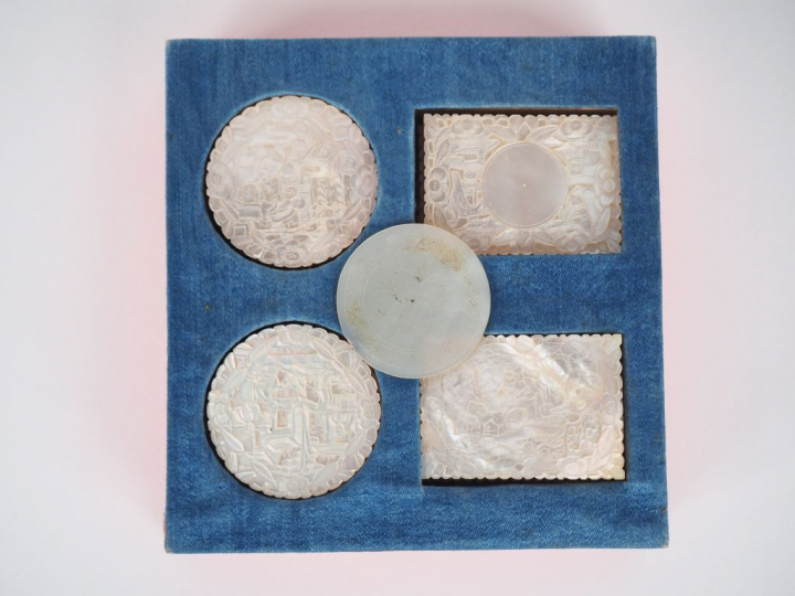 Coffret contenant 16 jetons circulaires en nacre, à décor de palais et