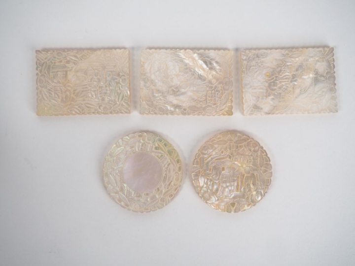 Coffret contenant 16 jetons circulaires en nacre, à décor de palais et