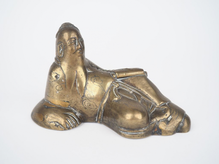 Sujet en bronze représentant probablement Li Bai allongé tenant un rou