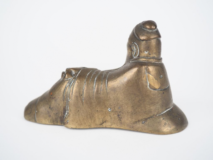 Sujet en bronze représentant probablement Li Bai allongé tenant un rou