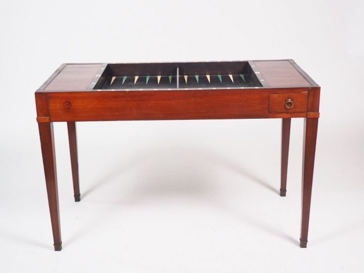 Tableau tric-trac Louis XVI en acajou, plateau amovible en cuir et feu