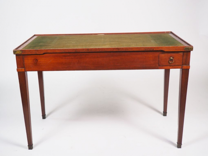 Tableau tric-trac Louis XVI en acajou, plateau amovible en cuir et feu