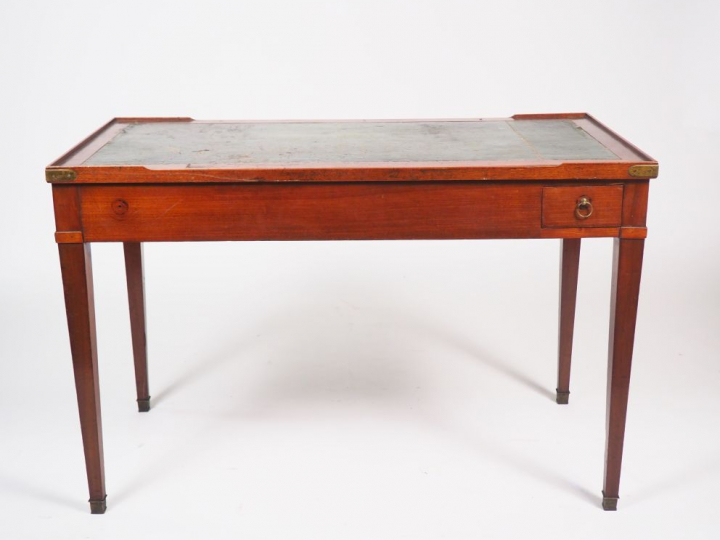 Tableau tric-trac Louis XVI en acajou, plateau amovible en cuir et feu