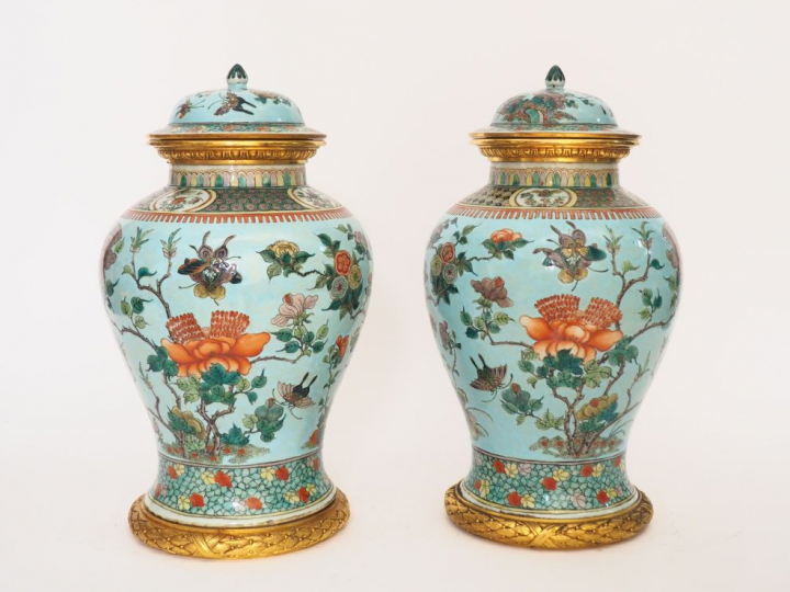 Paire de vases couverts XIXème en porcelaine style famille verte, à dé
