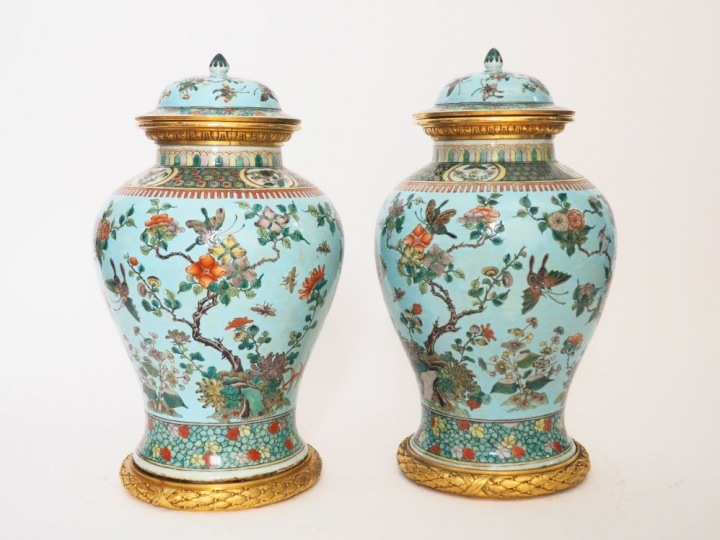 Paire de vases couverts XIXème en porcelaine style famille verte, à dé