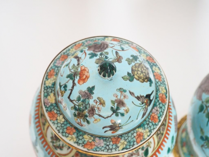 Paire de vases couverts XIXème en porcelaine style famille verte, à dé