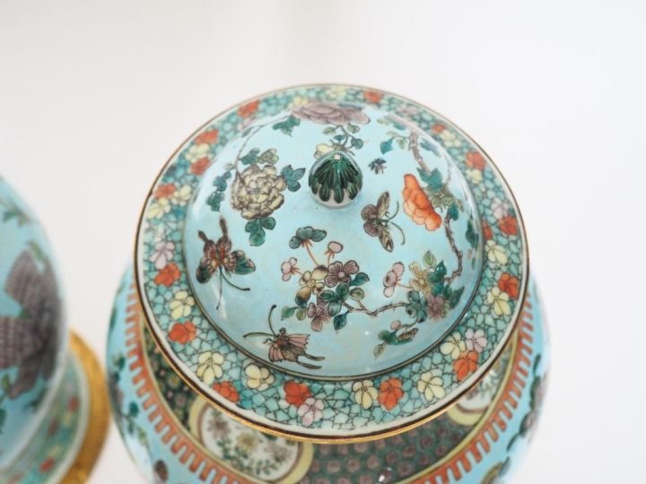 Paire de vases couverts XIXème en porcelaine style famille verte, à dé