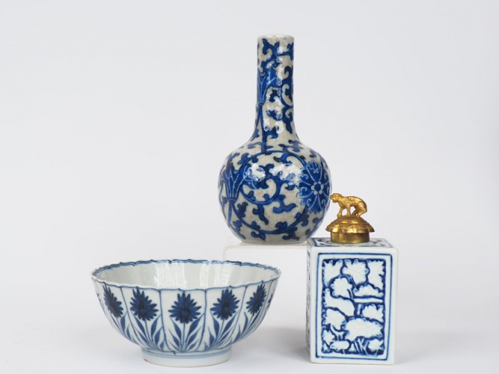 Chine XVIIIe-XIXe siècle Un lot en porcelaine comprenant une coupe flo