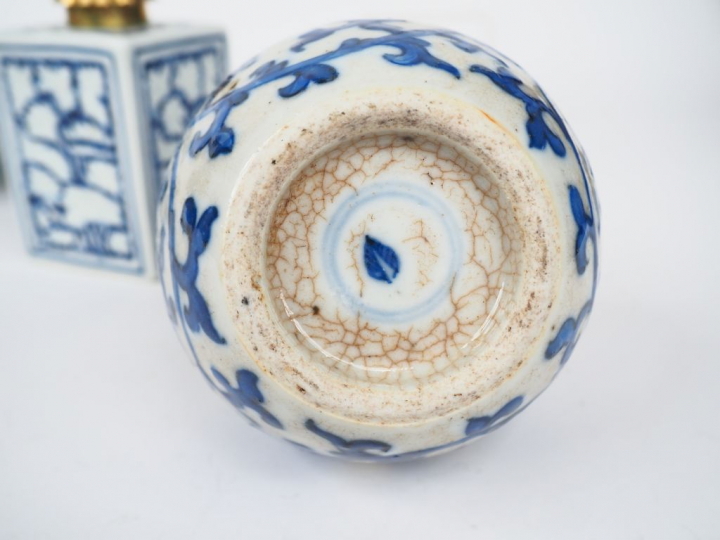 Chine XVIIIe-XIXe siècle Un lot en porcelaine comprenant une coupe flo