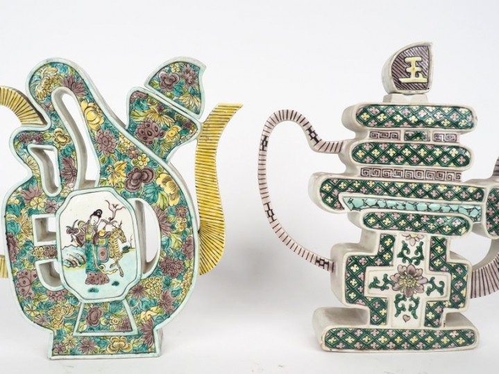 Chine, XIXe siècle Deux théières en biscuit et émaux de la famille ver