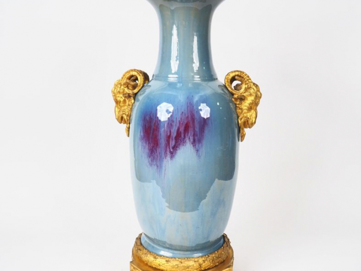 Chine, XIXe siècle Grand vase en porcelaine dans le style des Junyao, 