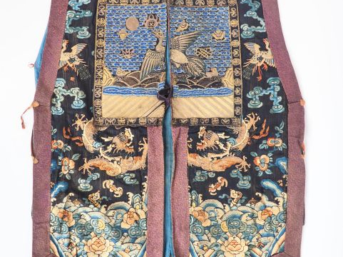 Veste longue en soie et lin brodé décor polychrome de dragons et de ph
