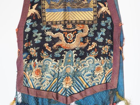 Veste longue en soie et lin brodé décor polychrome de dragons et de ph