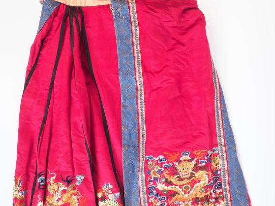 Petite robe en soie et lin brodé sur fond rouge à décor polychrome de 