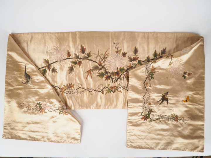 Indochine, vers 1900, Importante soierie et lin brodé décor d'oiseaux 