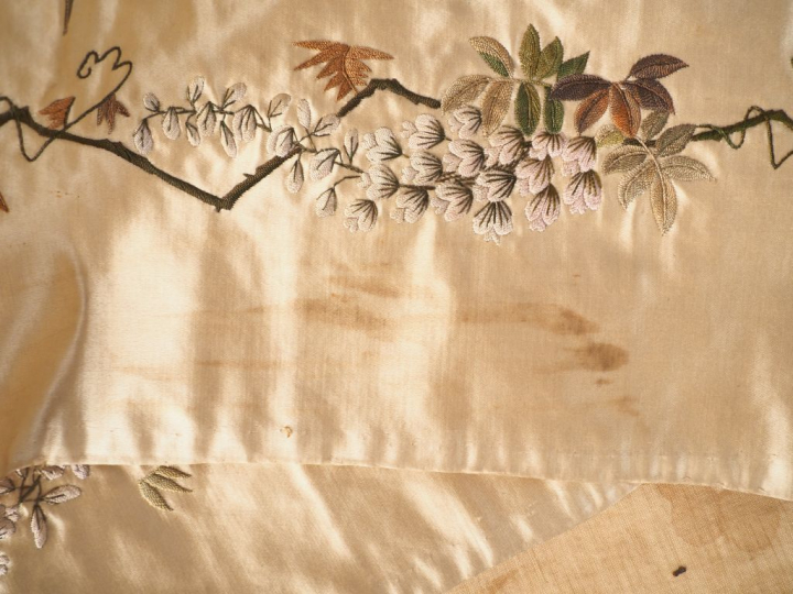 Indochine, vers 1900, Importante soierie et lin brodé décor d'oiseaux 