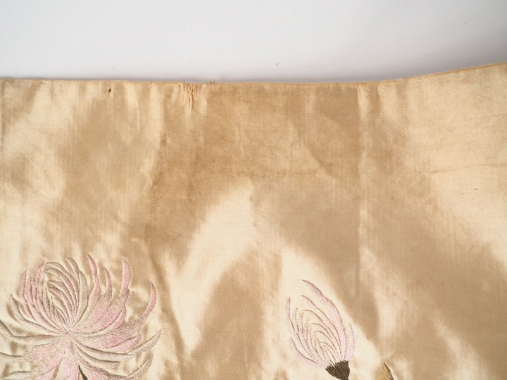 Indochine, vers 1900, Importante soierie et lin brodé décor d'oiseaux 