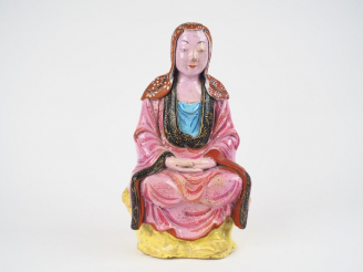 Vente aux enchères Statutette en terre cuite laquée rose représenant une Guanyin assise e