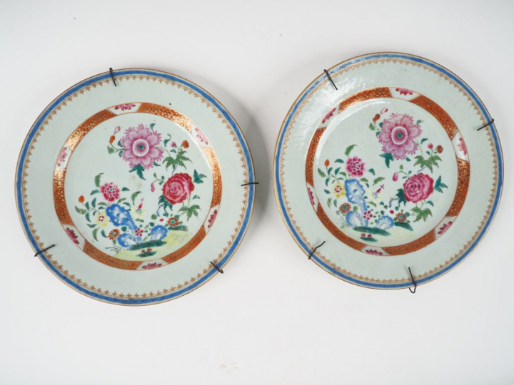 Paire d'assiettes en porcelaine de la Compagnie des Indes à décor en é
