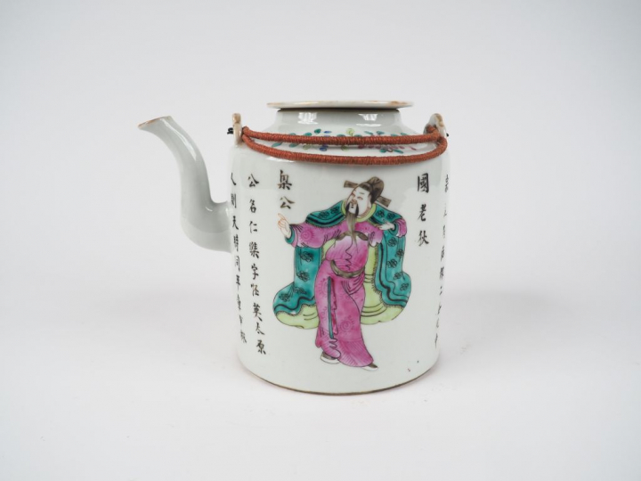 Théière en porcelaine et émaux de la famille rose, à décor de diginita