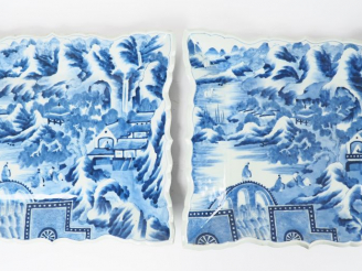 Vente aux enchères Japon, vers 1900,  Paire de grands plats quadrangulaires à bords polyl