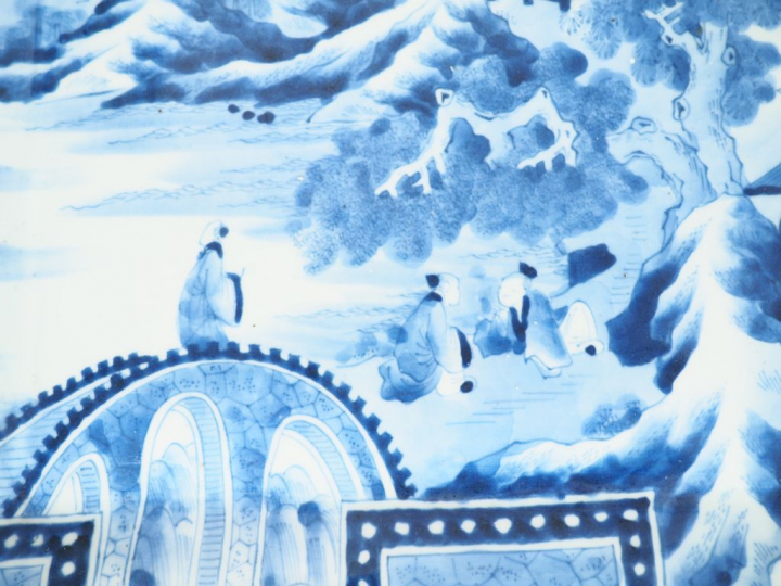 Japon, vers 1900,  Paire de grands plats quadrangulaires à bords polyl