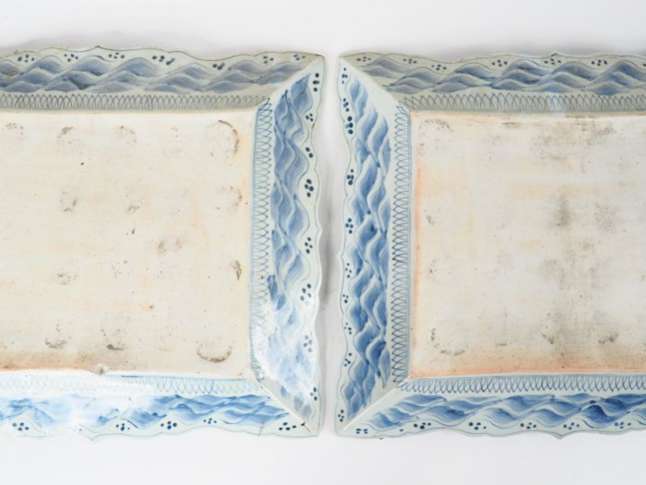 Japon, vers 1900,  Paire de grands plats quadrangulaires à bords polyl