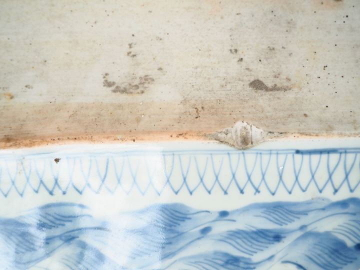 Japon, vers 1900,  Paire de grands plats quadrangulaires à bords polyl