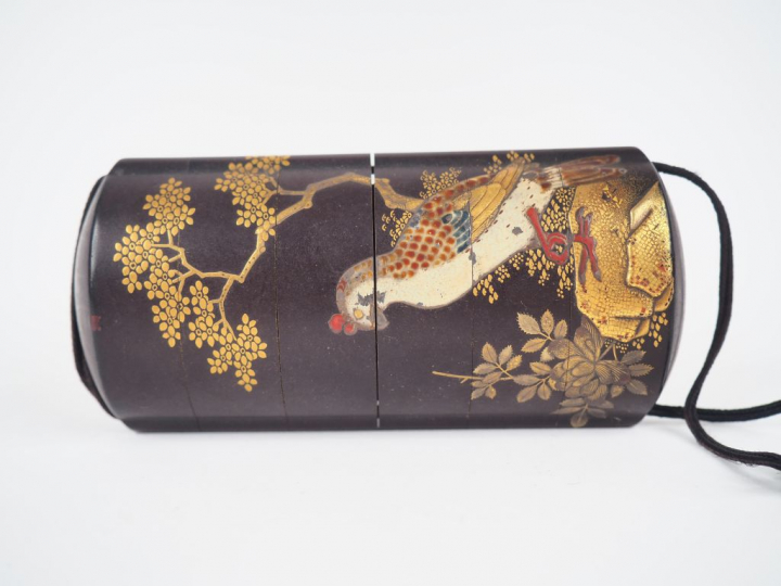 Japon, période Meiji, Inro à quatre cases décor laque or et beige fond